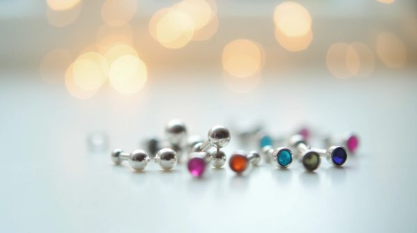 Tout savoir sur le faux piercing : tendances et astuces